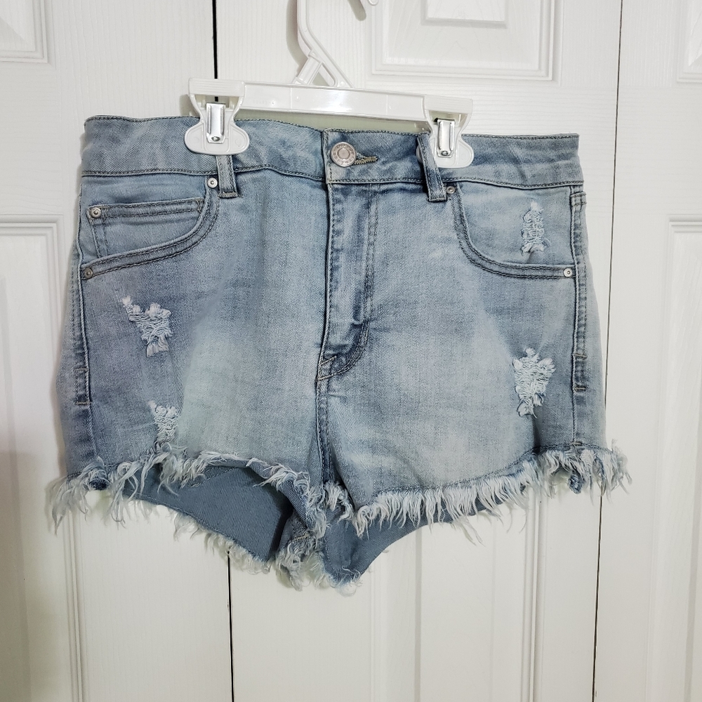 NWOT Light wash distressed denim shorts